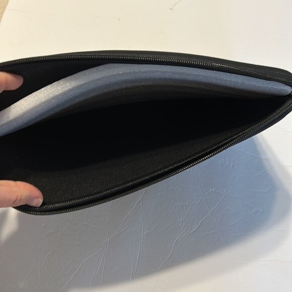 AMAZON BASICS Black Laptop Sleeve Case Top Loading Zip Up Slim Design Neoprene - Picture 5 of 7